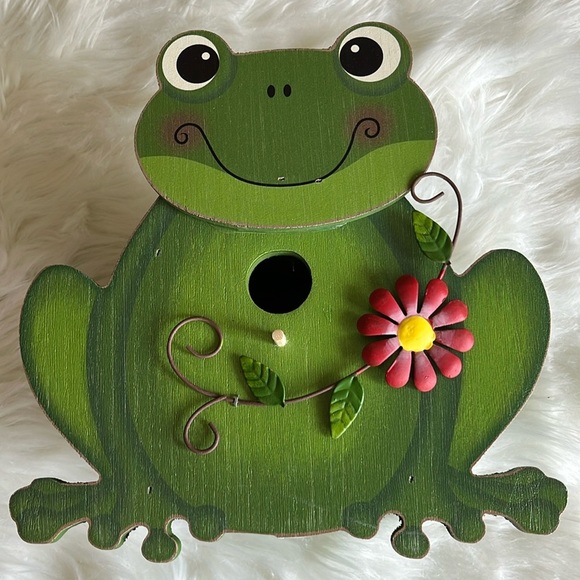 NWOT Frog Birdhouse Green with Red Flower Wood Hanging - Picture 1 of 14
